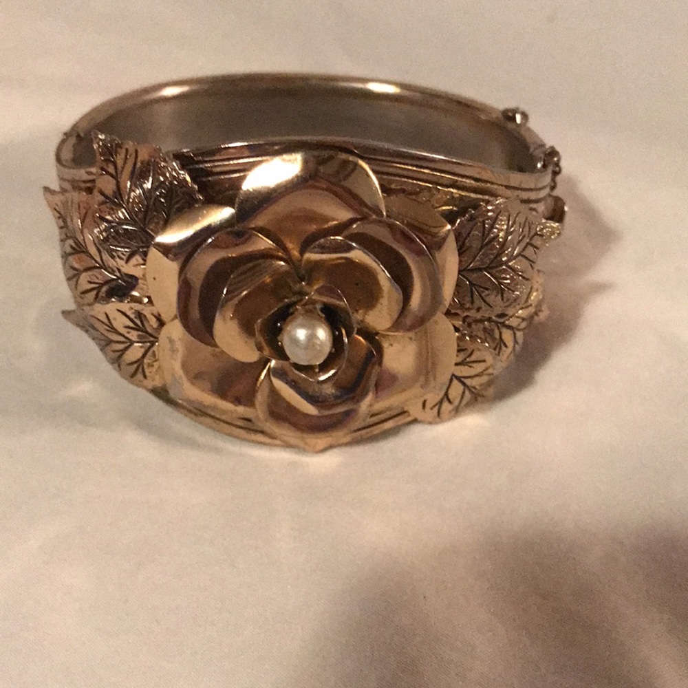 Gold Flower Bracelet - Beautiful Costume Jewelry